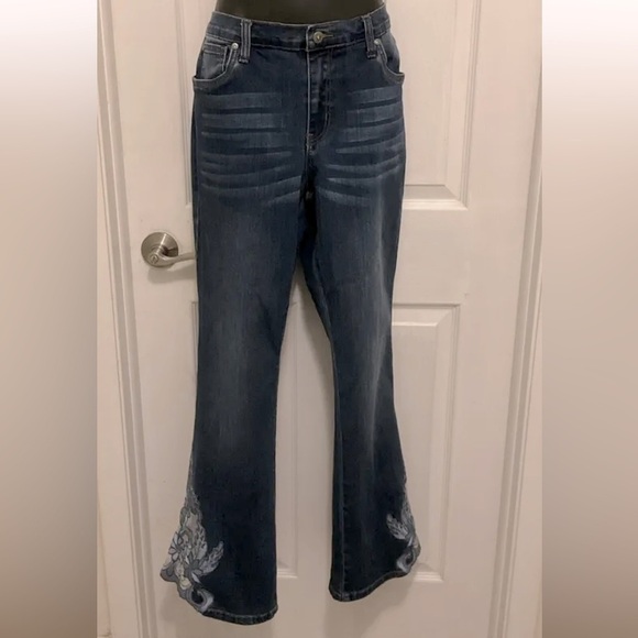 Venus Women’s Bell Bottom Jeans With Appliqué Hem Inserts Size 14 - Picture 1 of 10